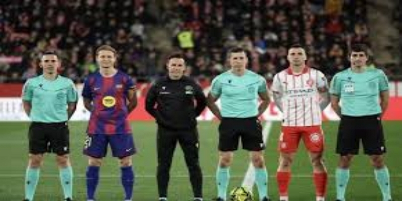 VAR技术争议与规则对比-雷速体育